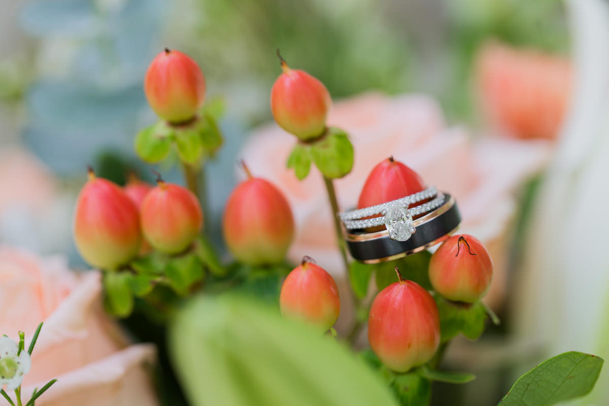 detail photo wedding rings