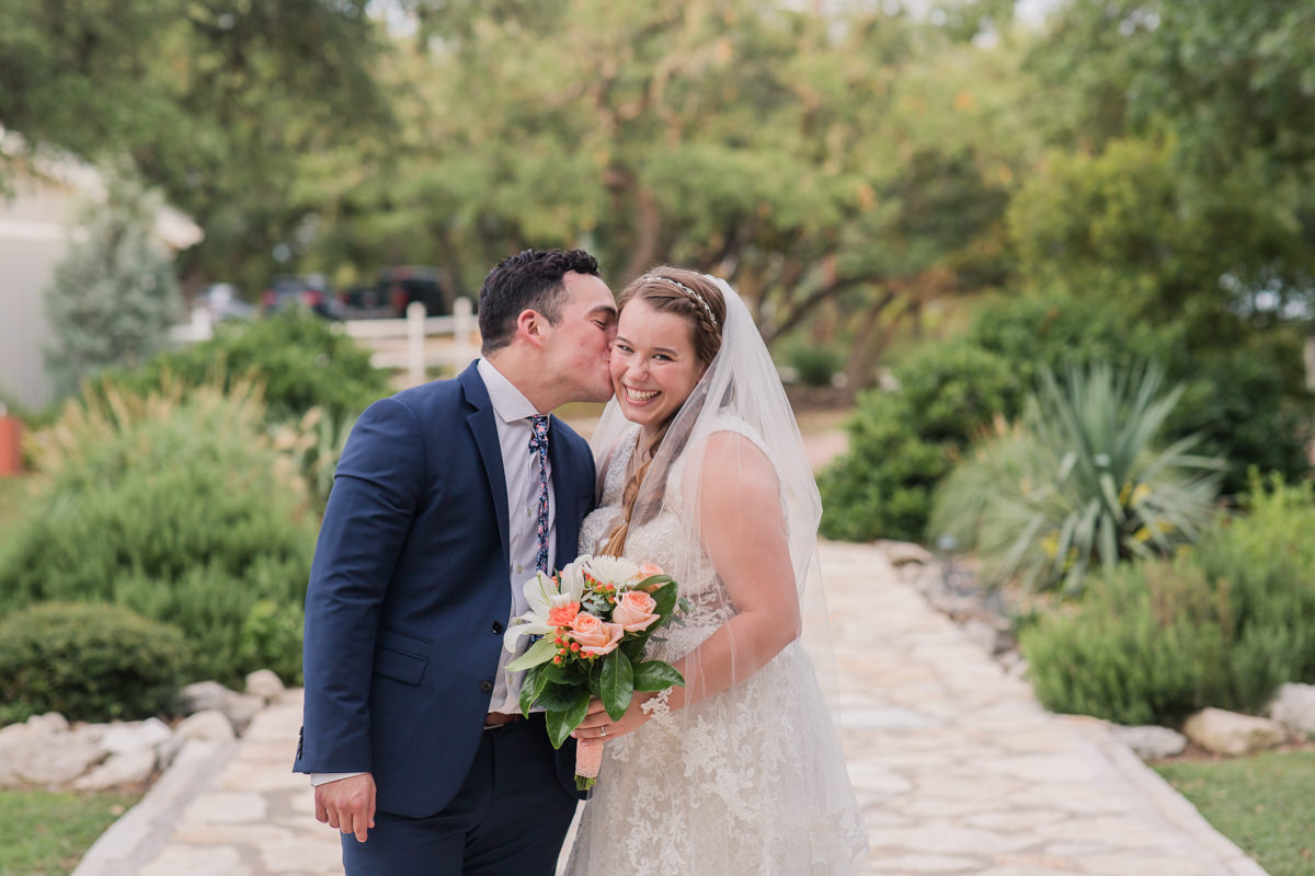 sweet romantic wedding photos