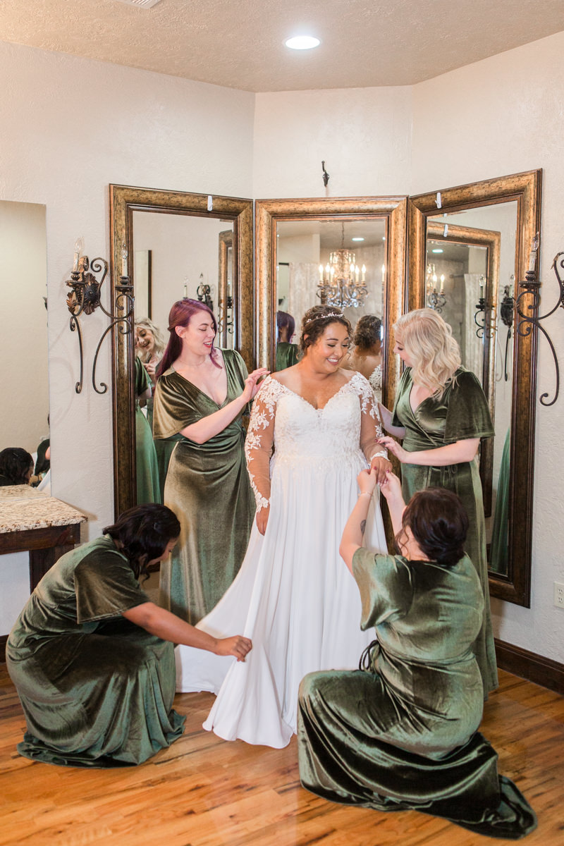 getting ready photo bridesmaid