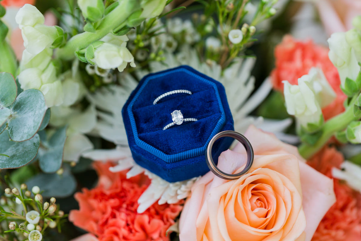 detail photo wedding rings floral
