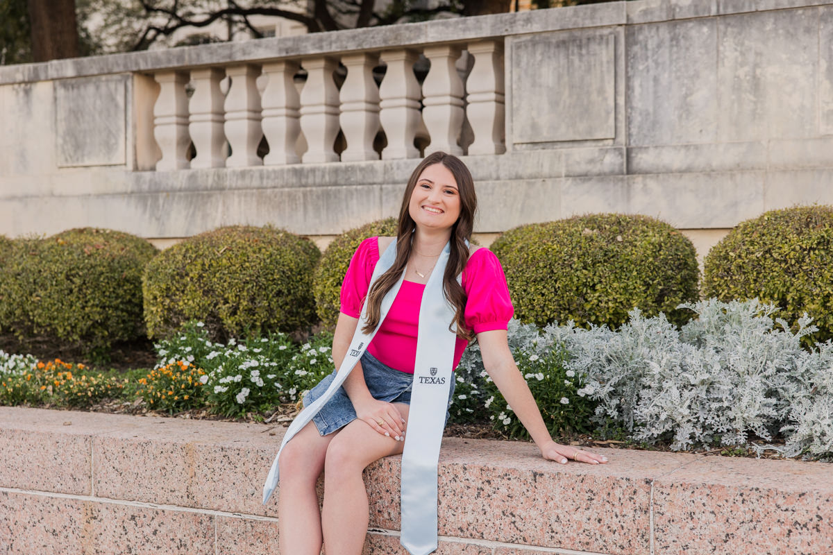 Fun + Colorful UT Austin Senior Photos littlefield fountain 