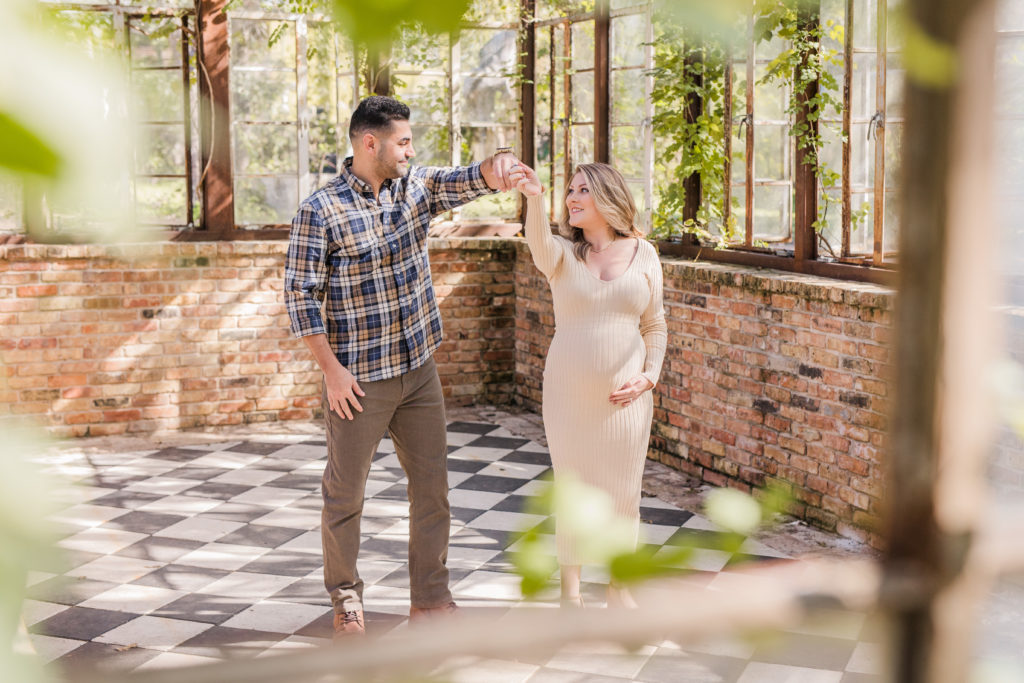 Maternity Photos at The Sekrit Theater Greenhouse  ausitn, texas