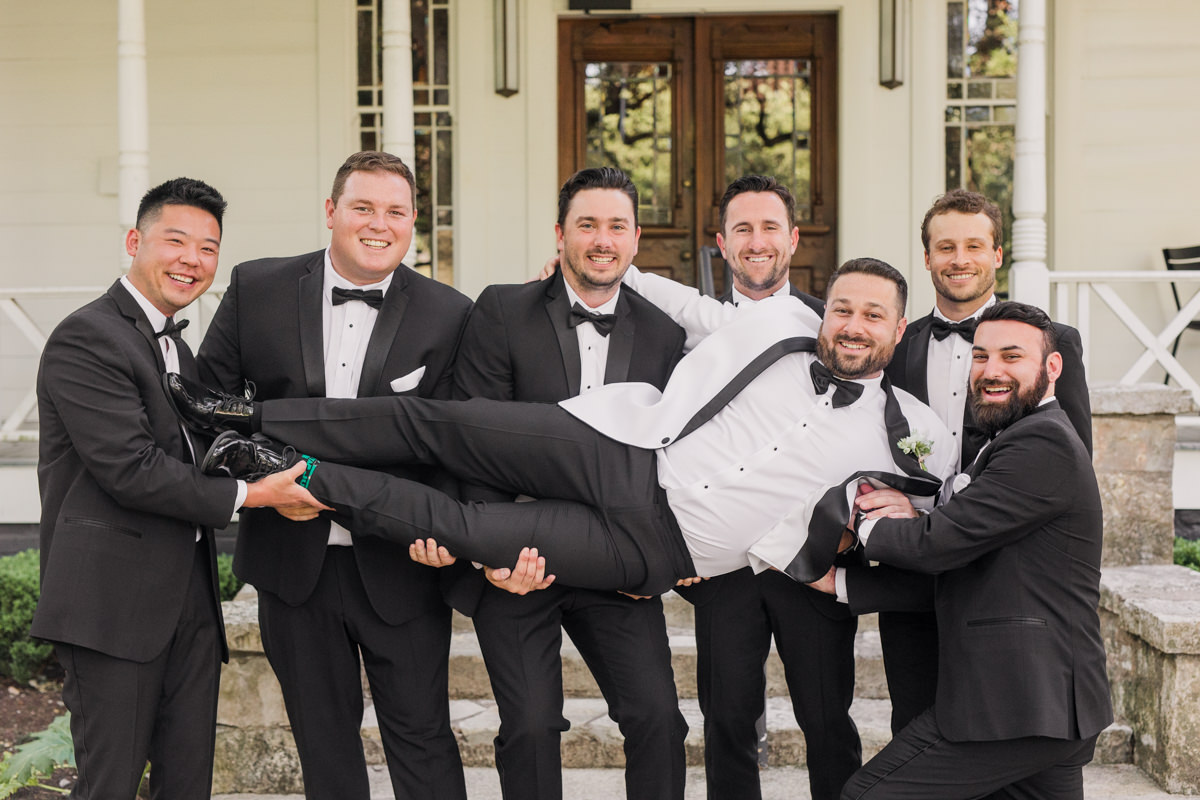 fun groomsmen photos