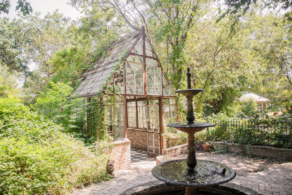Best Senior Photo Locations in Austin – Sekrit Theater