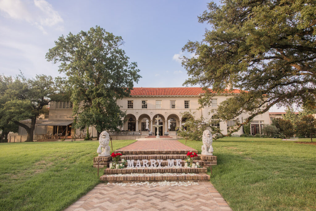 Marriage Proposal at Commodore Perry Estate, marry me sign, roses 